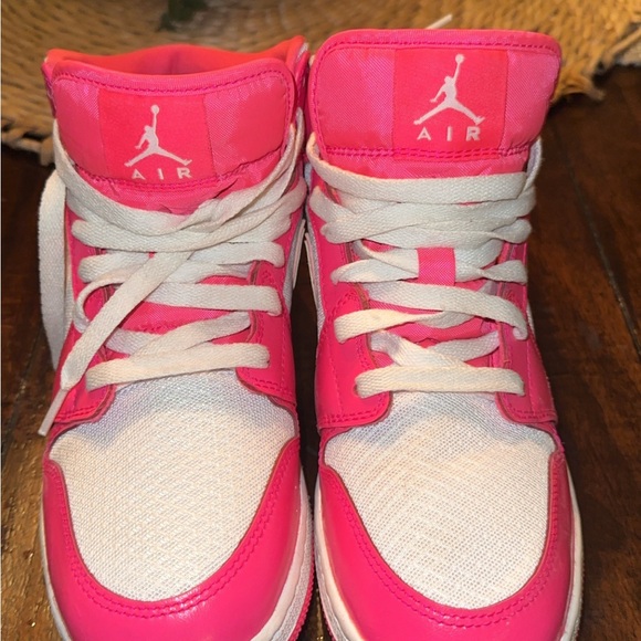 Jordon 1 Mid GS Girls Size 7Y Hyper Pink - Picture 5 of 5